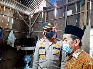 Polres Inhu Bersama Karang Taruna 'Sulap' Rumah Pak Nasir Jadi Layak Huni
